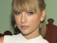 singer-Taylor-swift-2013.webp