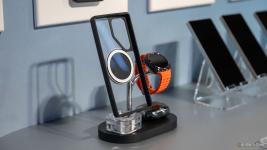 samsung-galaxy-s25-official-magnetic-case-attached-to-a-charging-stand.jpg samsung-galaxy-s25-official-magnetic-case-attached-to-a-charging-stand.jpg