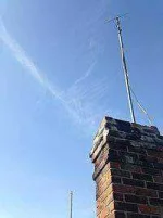 Rabbit_ear_dipole_antenna_rooftop_elevated.webp