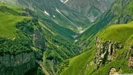 mountain_valley_4-wallpaper-1366x768.webp