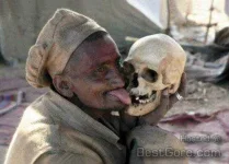 french-kissing-skull.webp