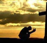 kneelingatthecross.webp kneelingatthecross.webp