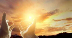 hands-to-heaven-485850199-632x332.webp