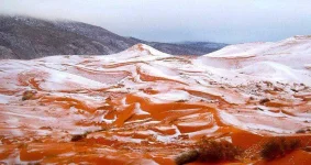 rare-snow-sahara-desert-geoff-robinson-5.webp
