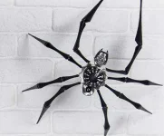 arachnophobia-giant-spider-designer-clock.webp