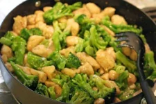 garlicky%2Bchicken%2Bwith%2Bbroccoli.webp