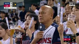 Spectator_watching_game_broadcast_202605191540.webp