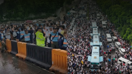 MMDA at mga raliyista, nagkainitan sa paghatak ng mga sasakyang nakahambalang sa daan
