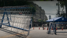 Nasa 6,000 pulis, nakabantay sa labas ng Senado bago ang inaasahang mga rally Nasa 6,000 pulis, nakabantay sa labas ng Senado bago ang inaasahang mga rally