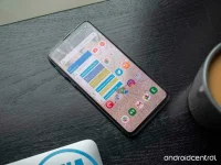 galaxy-s10e-screen-front-on-table.webp