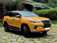 Modified-Toyota-Fortuner-Yellow-with-Black-roof-feature-1068x821.webp