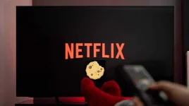 Nétflí×-logo-on-a-smart-tv-and-a-person-holding-a-remote.jpeg Nétflí×-logo-on-a-smart-tv-and-a-person-holding-a-remote.jpeg
