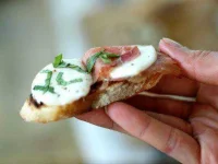 06-decadent-toast-snacks-prosciutto-crostini-fsl.webp