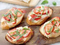 07-decadent-toast-snacks-strawberry-brie-fsl.webp