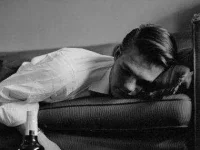 05-avoid-couch-happiest-couples-sl.webp