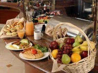 re-hotel-desk-clerk-secrets-03-breakfast-buffet-sl.webp