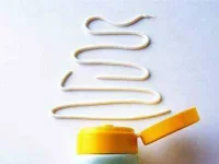 09-sunscreen-mistakes-expired-lotion-sl.webp