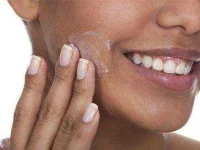 08-makeup-artist-tricks-moisturizer-sl.webp