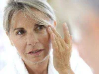 05-makeup-artist-tricks-gold-foundation-sl.webp