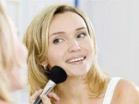 07-makeup-artist-tricks-powder-sl.webp