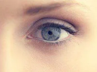 03-makeup-artist-tricks-line-upper-eyes-sl.webp