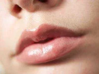 04-makeup-artist-tricks-fuller-lips-sl.webp