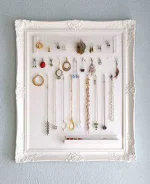 frame-necklace-storage.webp