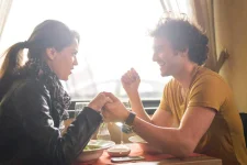 02-make-people-trust-you-body-language.webp