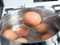 04-boiled-egg-water-egg-uses-sl.webp