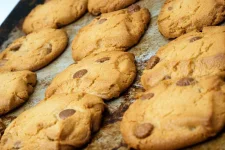 02-clean-house-while-sleeping-baking-pan.webp