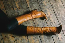 04-genious-way-shoes-legs-boots-1.webp