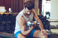 05-sabotage-metabolism-man-gym-dumbbell.webp
