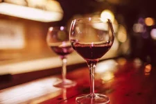 10-sabotage-metabolism-glass-wine.webp