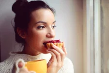 11-sabotage-metabolism-woman-sweets.webp