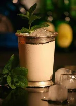 649px-Mint_Julep_im_Silberbecher.webp