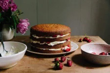 c-82ec-58b55a6528b8--strawberry_cake_yossy_arefi-8.webp c-82ec-58b55a6528b8--strawberry_cake_yossy_arefi-8.webp