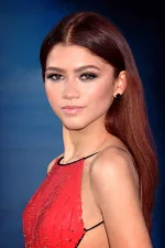1200px-Zendaya_-_2019_by_Glenn_Francis.webp