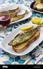 sardinhas-assadas-portuguese-grilled-sardine-on-toasted-bread-2A98XY1.webp