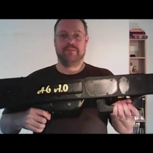 Paper Airplane Machine Gun / Papierflieger-Maschinenpistole - YouTube