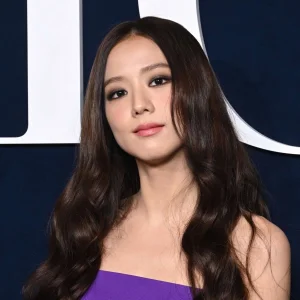 230228-JISOO-DIOR-Women-s-F-W-2023-24-Fashion-Show-at-Paris-Fashion-Week-documents-11(1).jpeg
