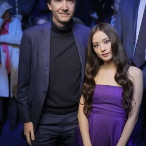 230228-JISOO-DIOR-Women-s-F-W-2023-24-Fashion-Show-at-Paris-Fashion-Week-documents-12(1).jpeg