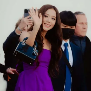 230228-JISOO-DIOR-Women-s-F-W-2023-24-Fashion-Show-at-Paris-Fashion-Week-documents-5.jpeg