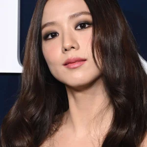 230228-JISOO-DIOR-Women-s-F-W-2023-24-Fashion-Show-at-Paris-Fashion-Week-documents-5(1).jpeg