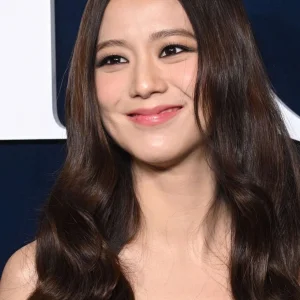230228-JISOO-DIOR-Women-s-F-W-2023-24-Fashion-Show-at-Paris-Fashion-Week-documents-8(1).jpeg
