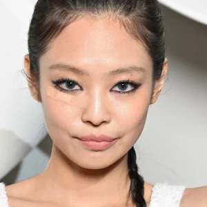 230307-JENNIE-CHANEL-Women-s-F-W-2023-24-Fashion-Show-at-Paris-Fashion-Week-documents-2.jpeg