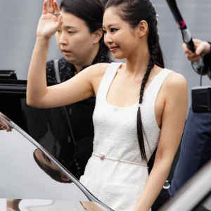 230307-JENNIE-CHANEL-Women-s-F-W-2023-24-Fashion-Show-at-Paris-Fashion-Week-documents-3(1).jpeg