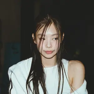 250329-JENNIE-Instagram-Update-documents-9.webp
