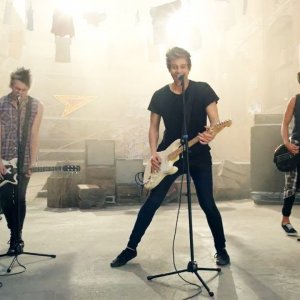 5 Seconds of Summer - She Looks So Perfect
